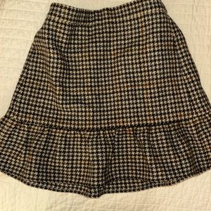 Size 00 Plaid Jcrew Skirt with Ruffle. Only worn a few times. Adorable! E